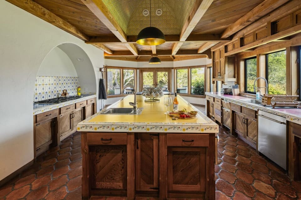 Kitchen island and open layout — Main House