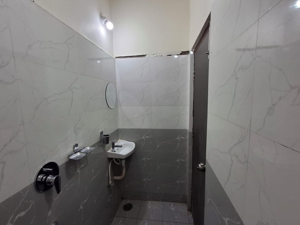 Executive Suite | Bathroom | Free toiletries, towels, soap, shampoo