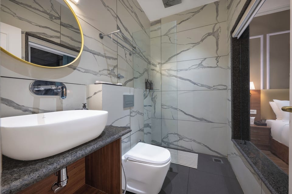 Premium Single Room | Bathroom | Shower, towels, soap, shampoo