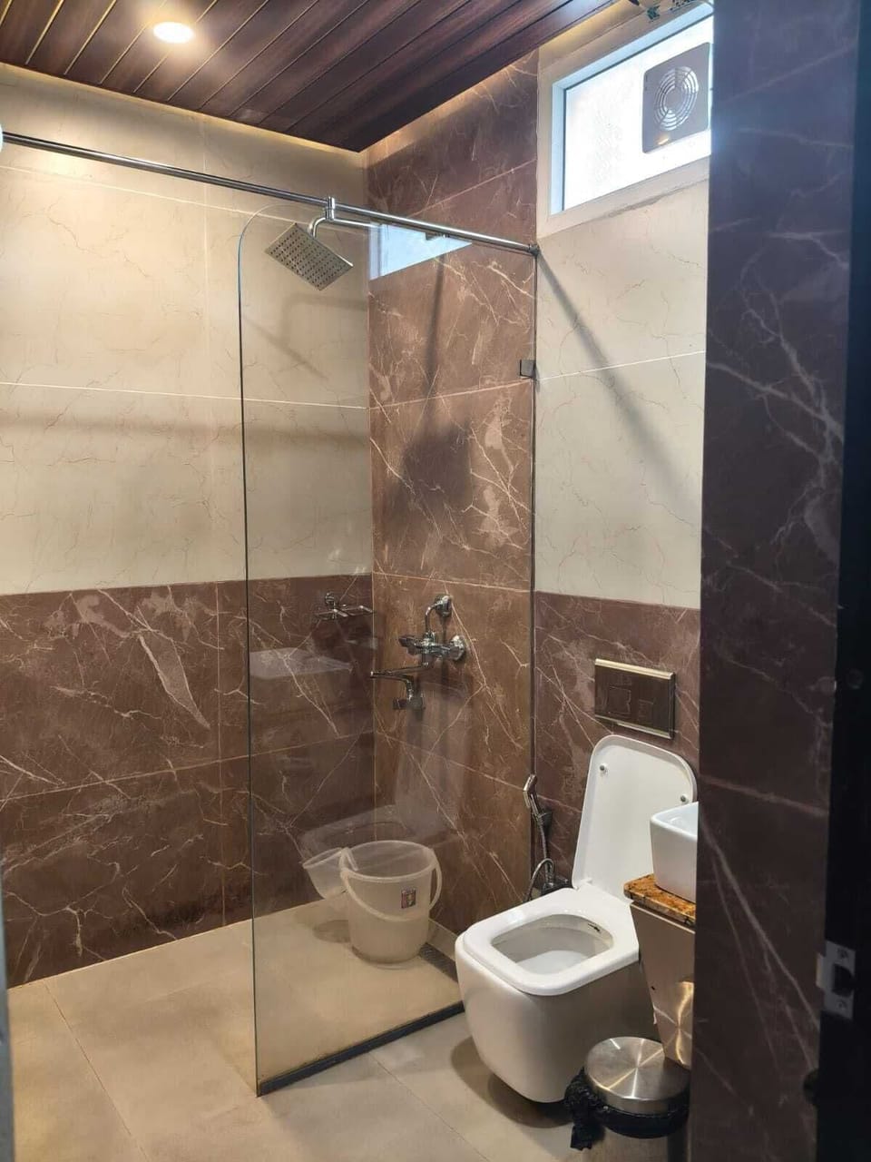 Premium Room, Balcony, Pool View | Bathroom