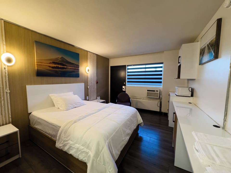Comfort Room, Balcony | Iron/ironing board (on request), WiFi (free)