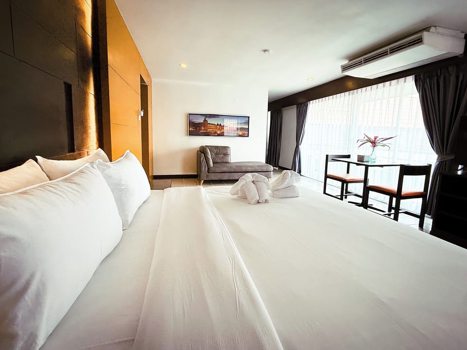 Premier Studio Suite | Down comforters, minibar, desk, laptop workspace