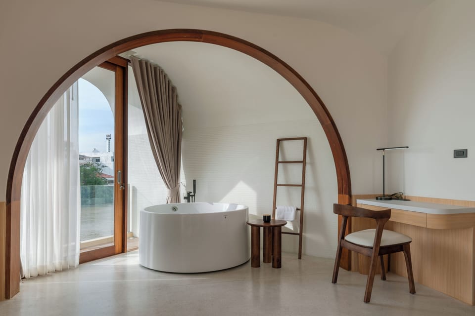 Grand Deluxe River View | Living area