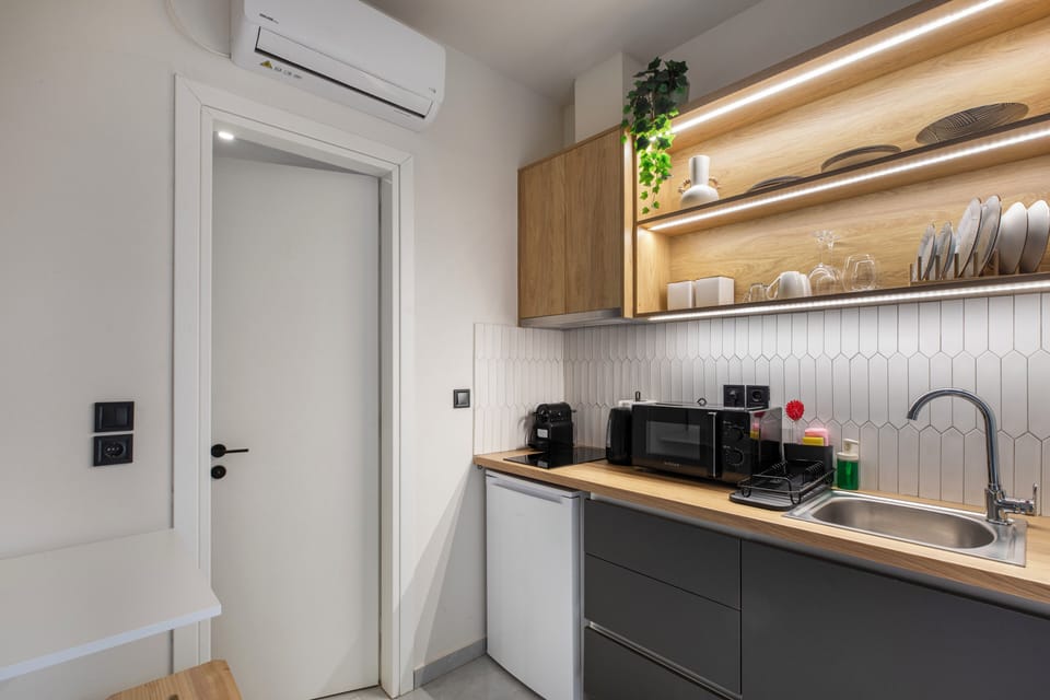 Studio, 1 Double Bed, Kitchenette, City View | Private kitchen | Mini-fridge, microwave, stovetop, espresso maker