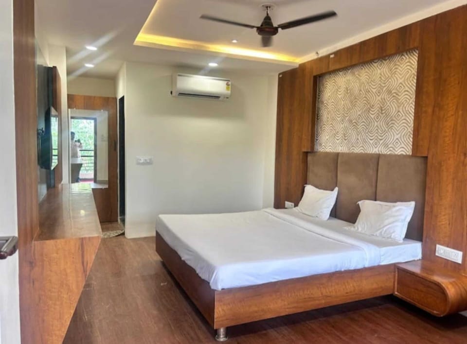 Rollaway beds (surcharge), WiFi (free), bed sheets