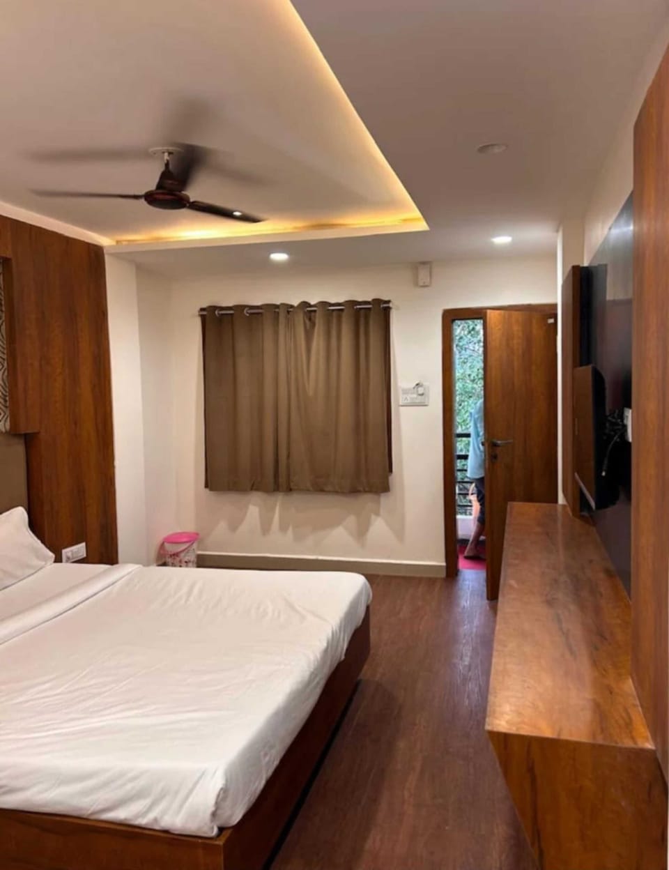 Rollaway beds (surcharge), WiFi (free), bed sheets