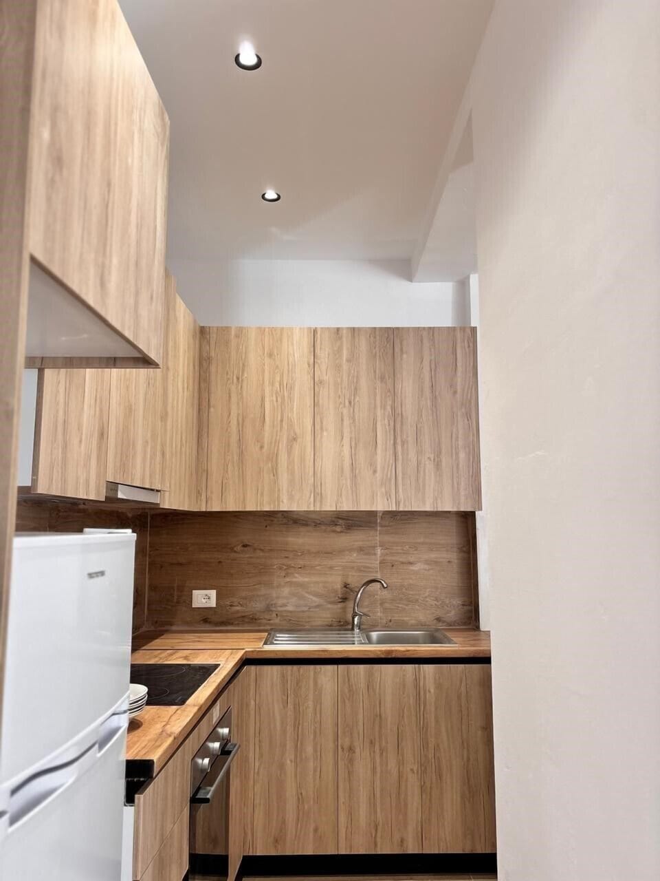 Family Apartment | Private kitchen | Microwave, electric kettle
