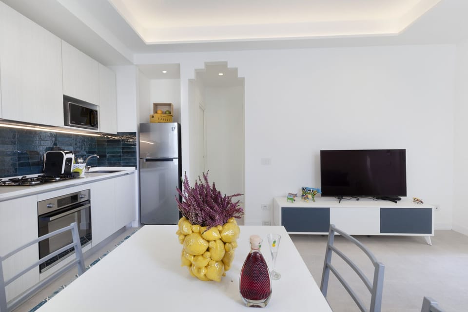 Microwave, oven, dishwasher, coffee/tea maker