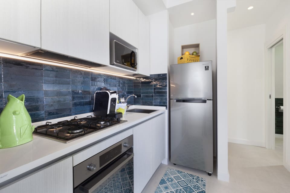 Microwave, oven, dishwasher, coffee/tea maker