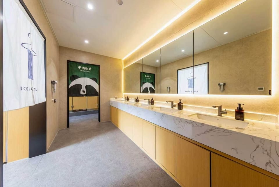 Shower, free toiletries, hair dryer, shampoo