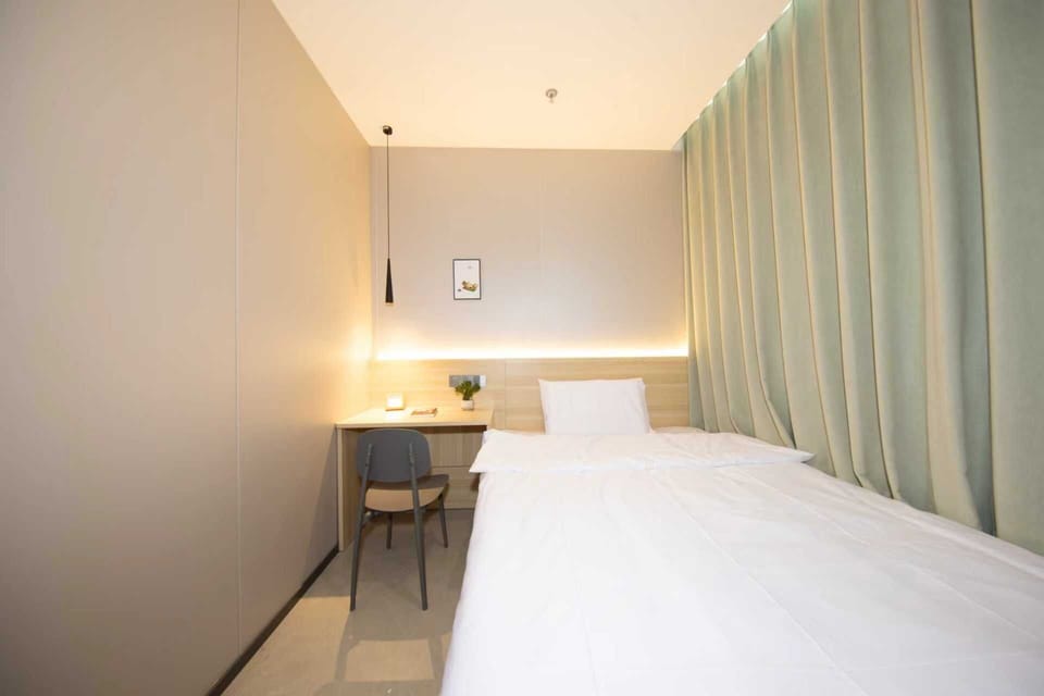 Business Single Room | Premium bedding, memory foam beds, desk, laptop workspace