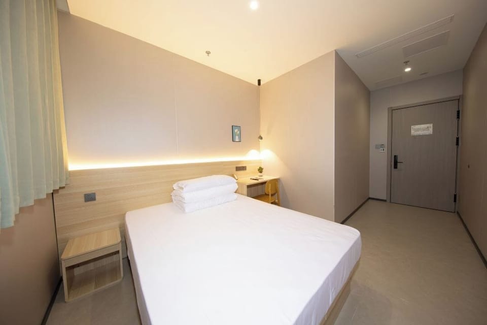 Business Single Room | Premium bedding, memory foam beds, desk, laptop workspace