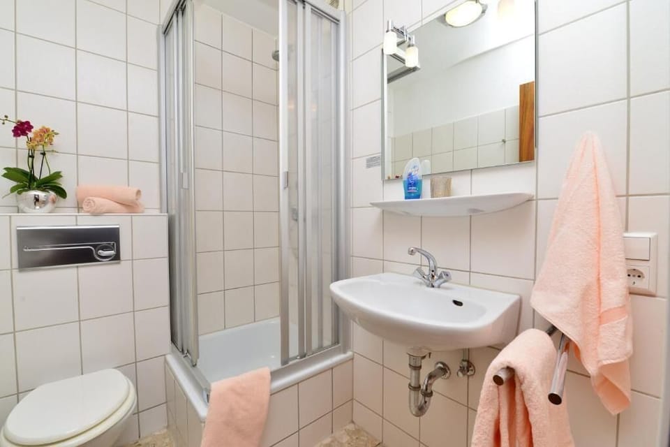 Economy Single Room, Ensuite | Bathroom