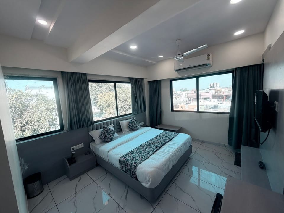 In-room safe, desk, laptop workspace, iron/ironing board