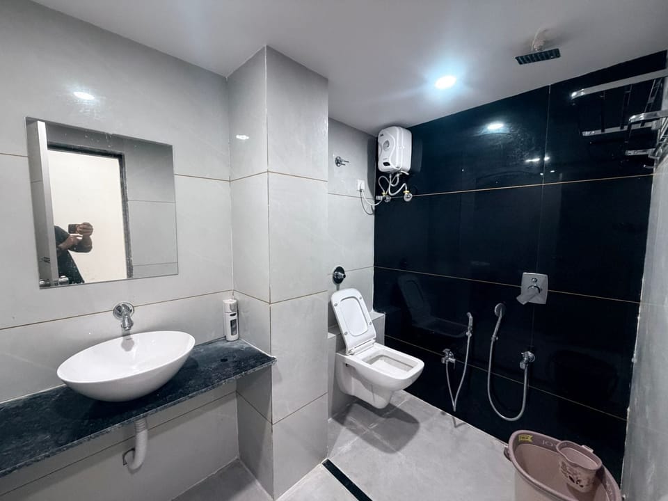 Deluxe Double Room, City View | Bathroom | Free toiletries, slippers, towels, soap