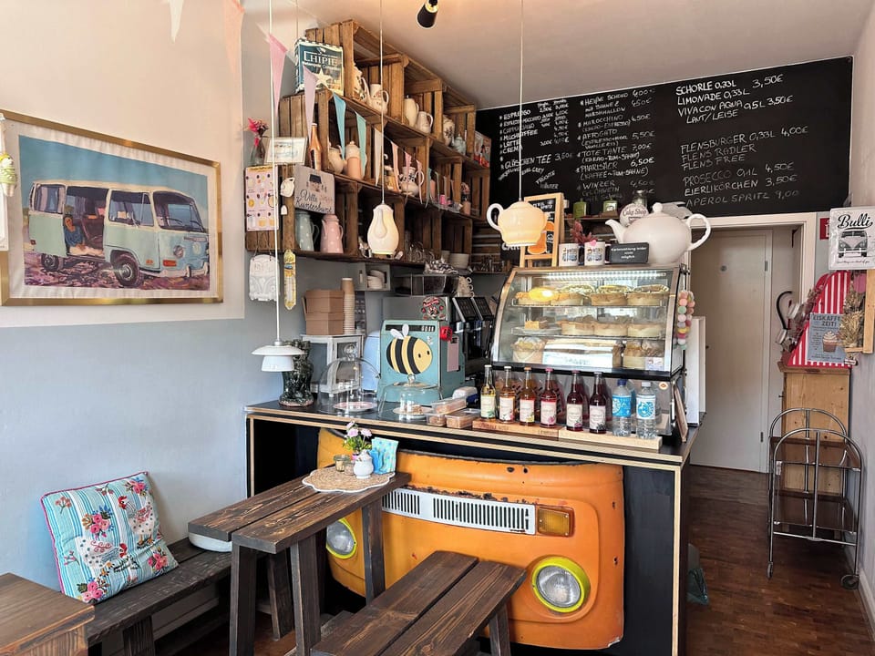 Tolle Café mit selbstgebackenen im EG des Hauses.