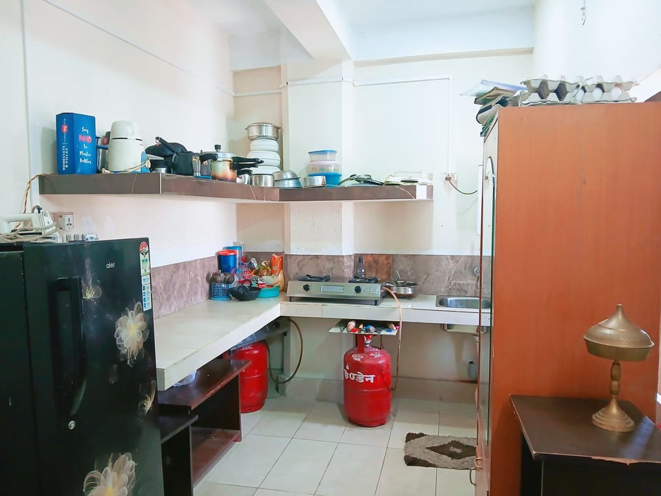 Deluxe Double Room, City View | Private kitchen | Fridge, oven, cookware/dishes/utensils