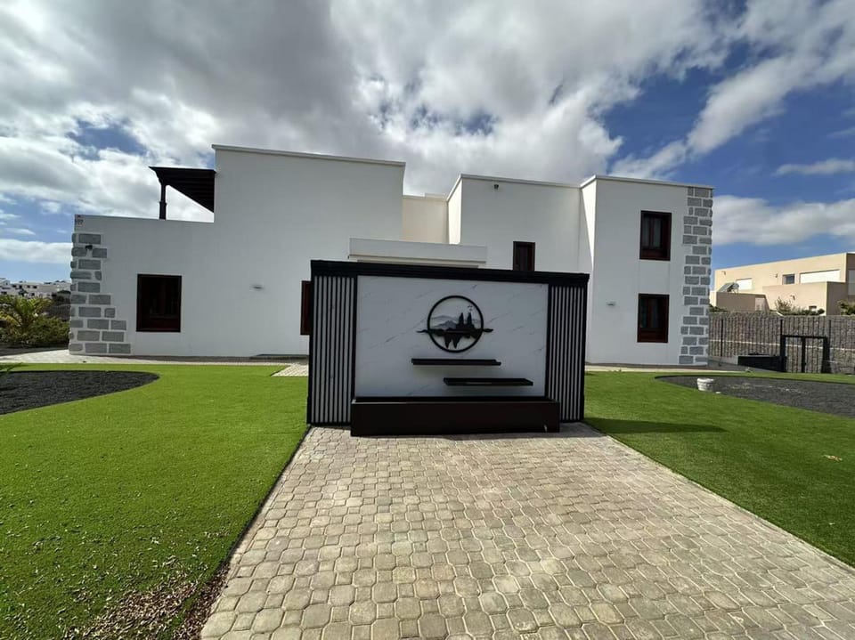 House | 9 bedrooms