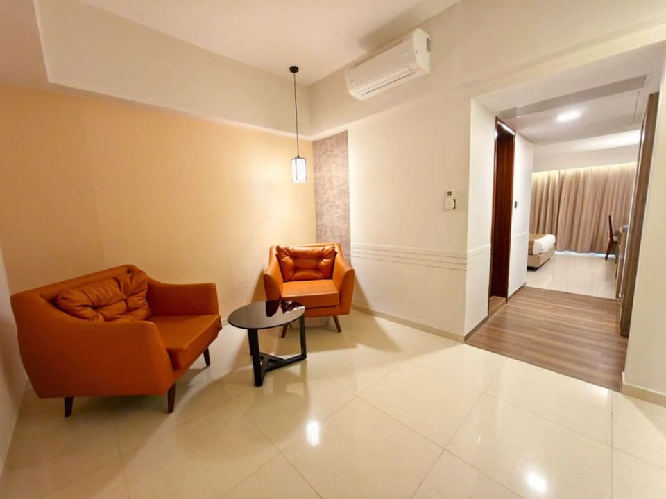 Premier Suite, Balcony, Partial Sea View | Living area