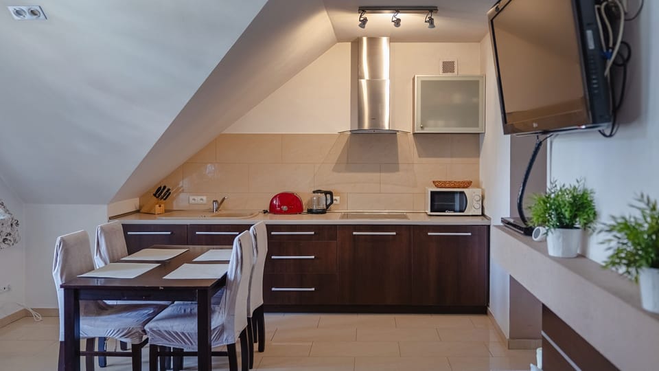 Apartment (5) | Private kitchen | Fridge, stovetop, electric kettle, cookware/dishes/utensils