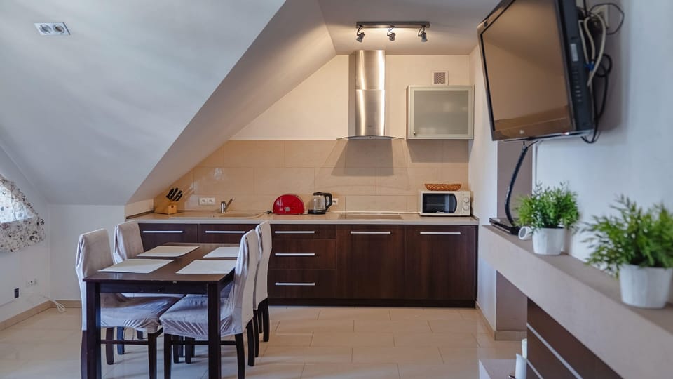 Apartment (5) | Private kitchen | Fridge, stovetop, electric kettle, cookware/dishes/utensils