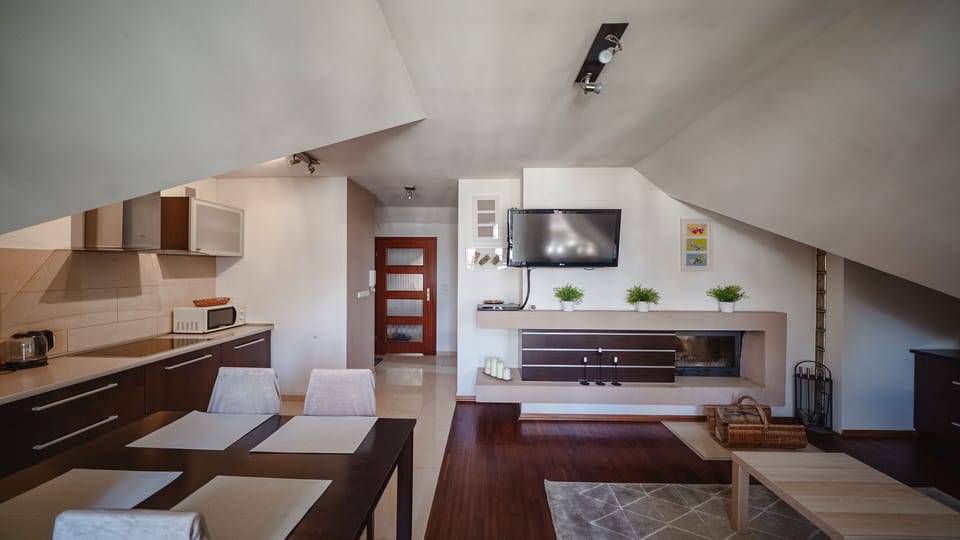 Apartment (5) | Private kitchen | Fridge, stovetop, electric kettle, cookware/dishes/utensils