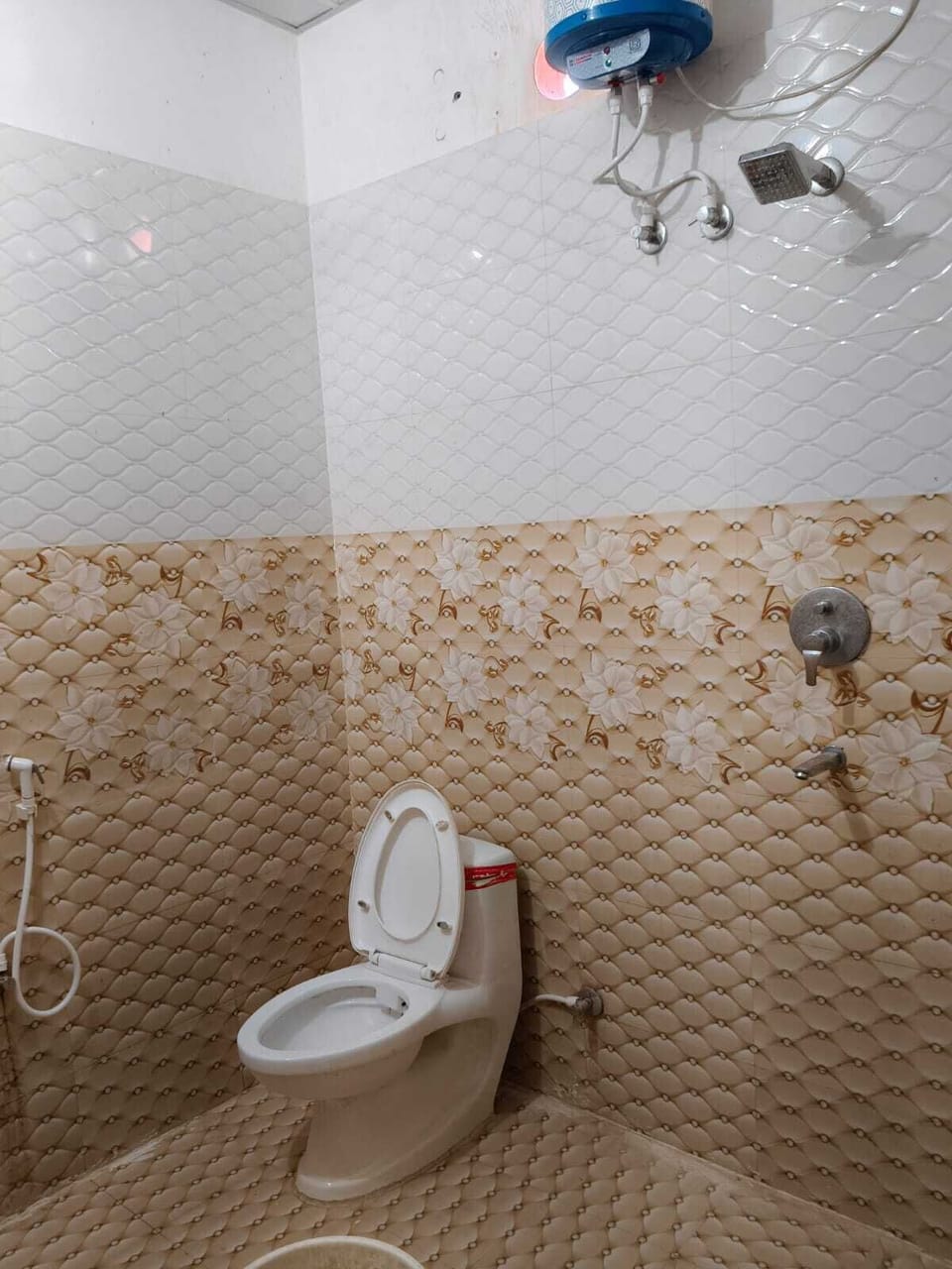 Deluxe Room, City View | Bathroom | Shower, free toiletries, soap