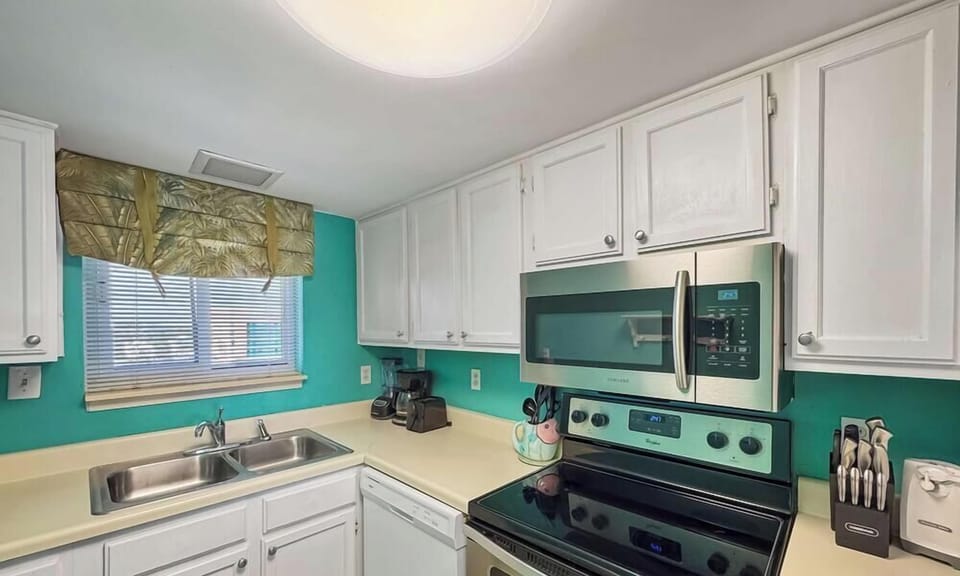 Condo, Multiple Beds, Balcony, Ocean View (Driftwood Towers 4H) | Private kitchen