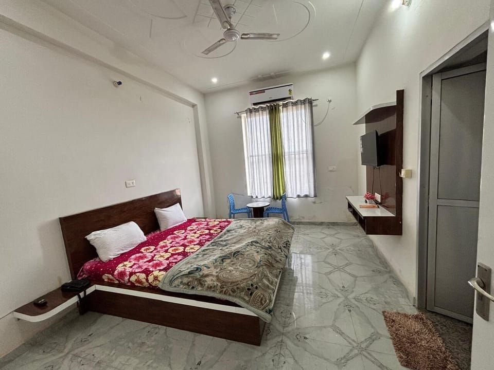 Deluxe Room | Rollaway beds, free WiFi, bed sheets