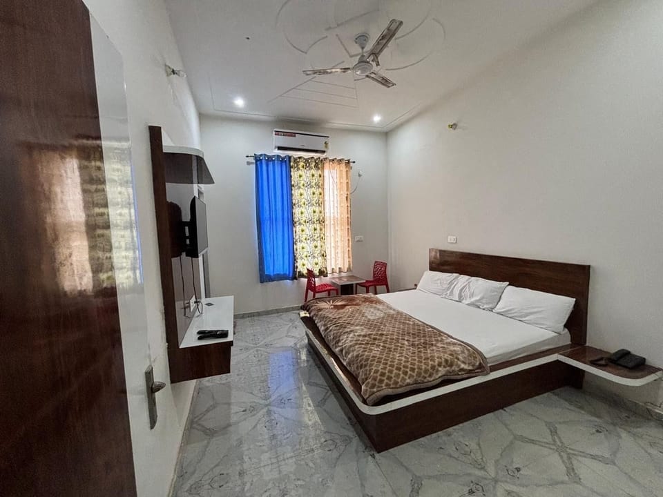 Deluxe Room | Rollaway beds, free WiFi, bed sheets
