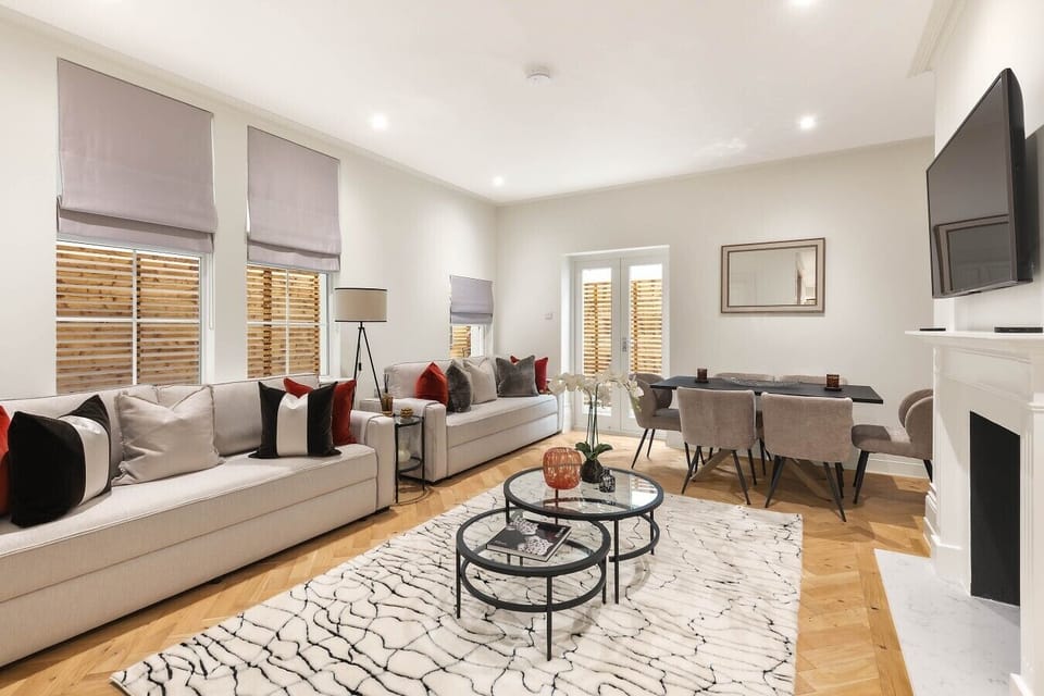 Living Room - Fireplace, Smart TV, King Sofa Bed x 2 | Dining table x 6 Chairs | Outdoors Patio