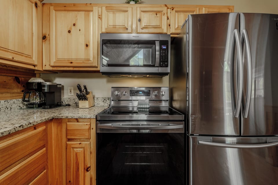 Signature Townhome, 4 Bedrooms, Hot Tub | Private kitchen | Coffee/tea maker, fridge, microwave, oven