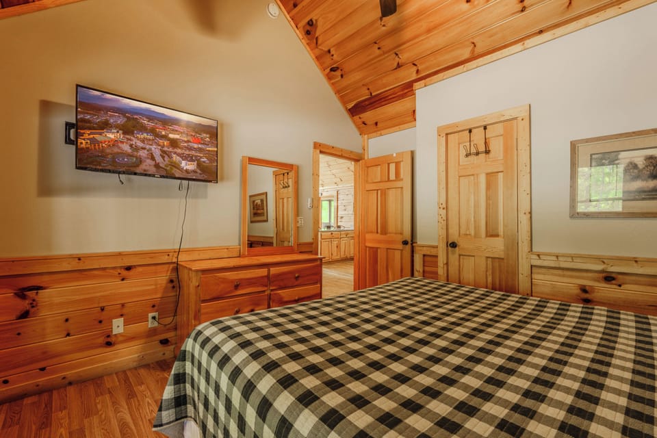 Signature Townhome, 4 Bedrooms, Hot Tub | Iron/ironing board, WiFi (free), individually decorated