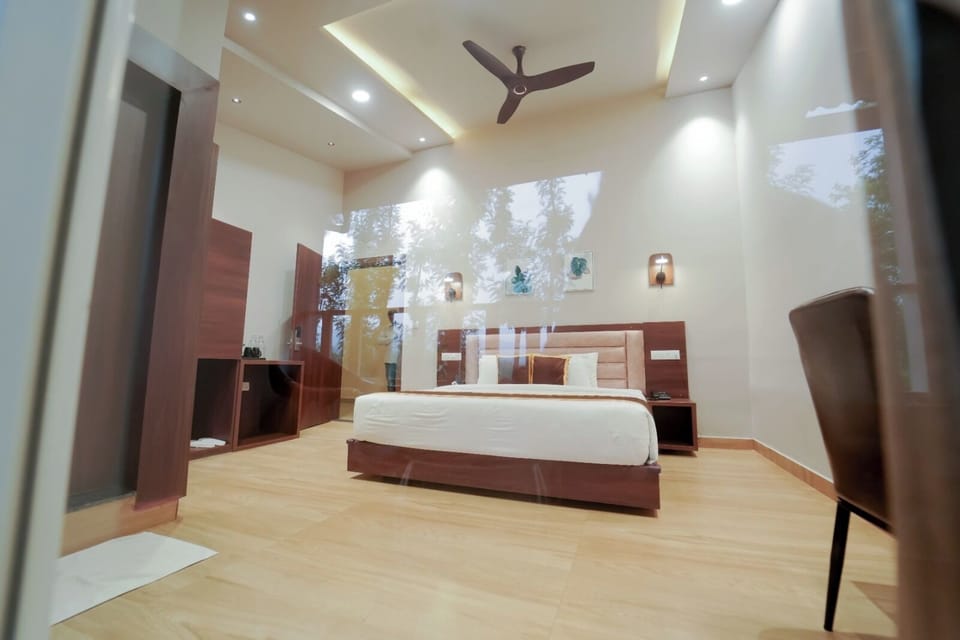 Deluxe Room | Soundproofing, iron/ironing board, free WiFi, bed sheets