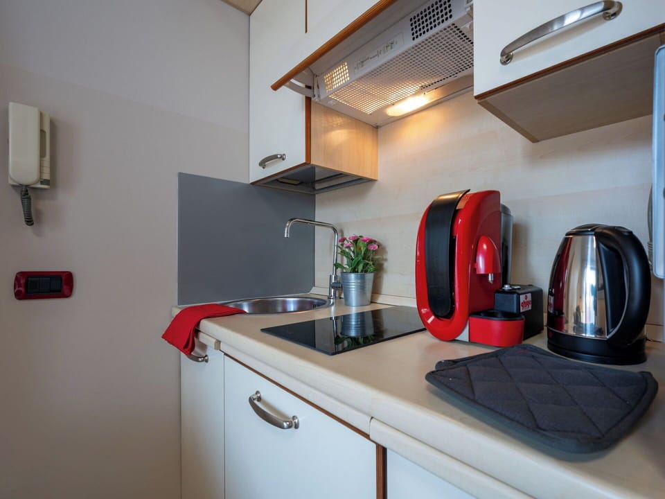 Kitchen Appliance, Kitchen, Countertop, Major Appliance, Interior Design, Small Appliance, Home Appliance, Room, Flooring, Cabinetry