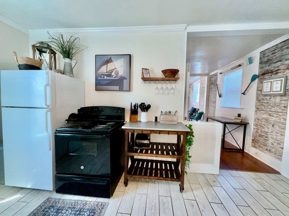 The airy kitchen is well equipped for an unforgettable getaway​