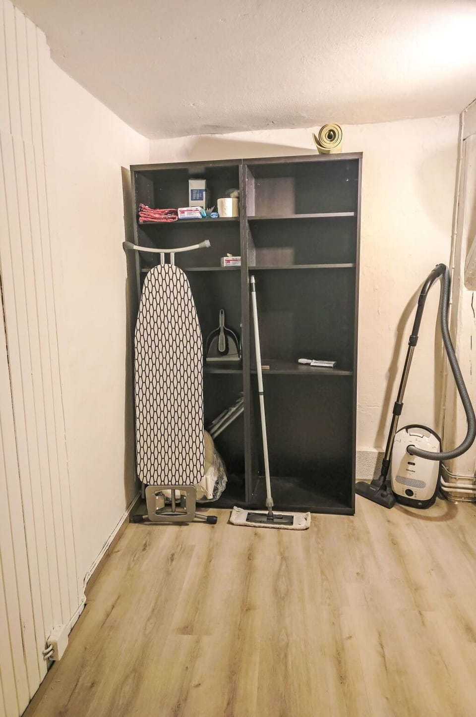 Wood, Flooring, Floor, Furniture, Shelving, Room, Wood Flooring, Door, Hardwood, Shelf