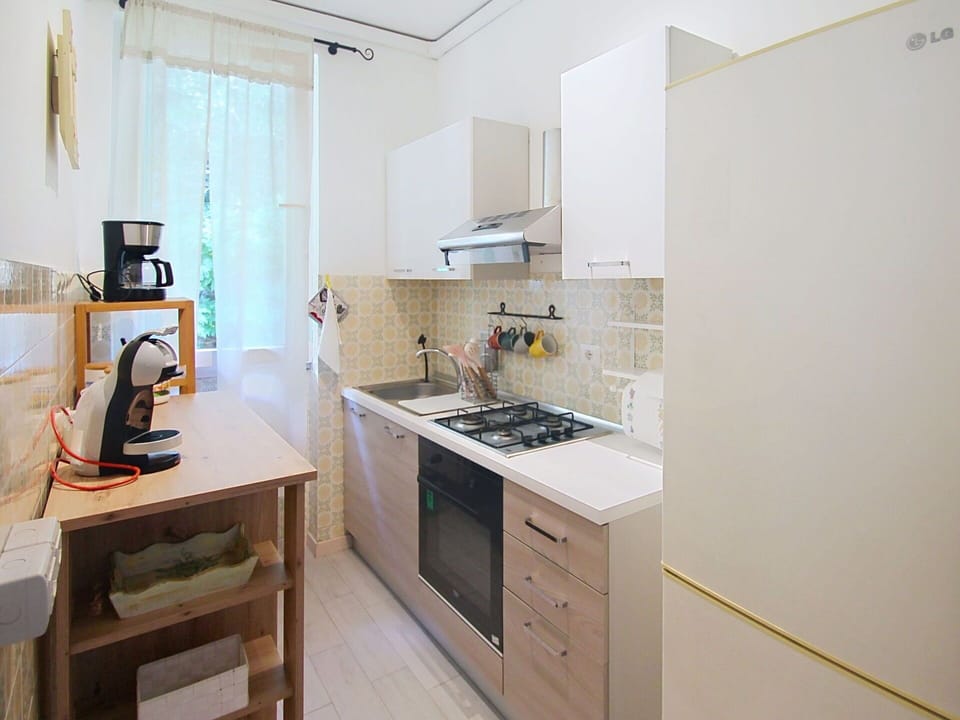 Kitchen Appliance, Kitchen, Countertop, Major Appliance, Cabinetry, Furniture, Flooring, Wood, Interior Design, Floor