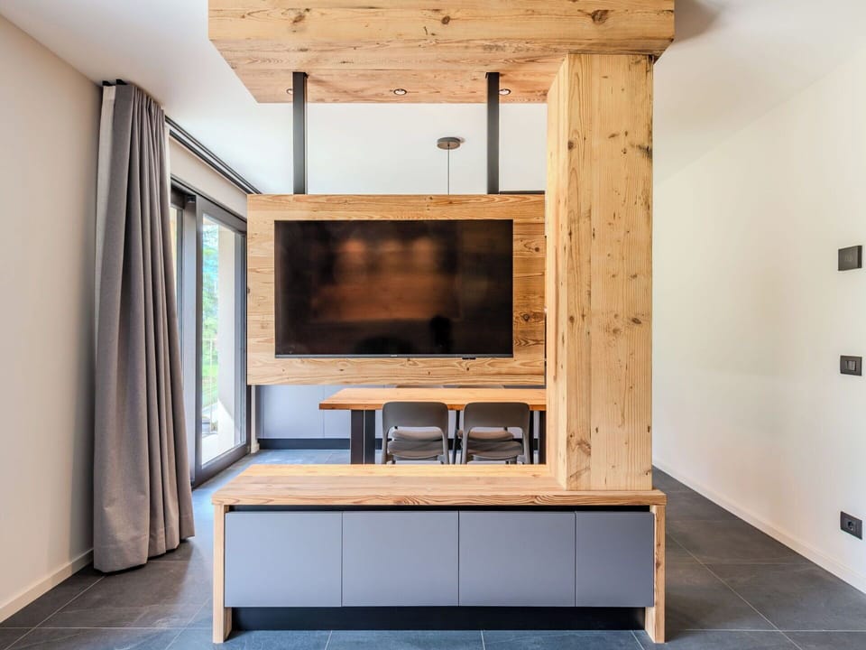 Wall, Flooring, Wood, Interior Design, Floor, Ceiling, Furniture, Wood Stain, Room, Wood Flooring