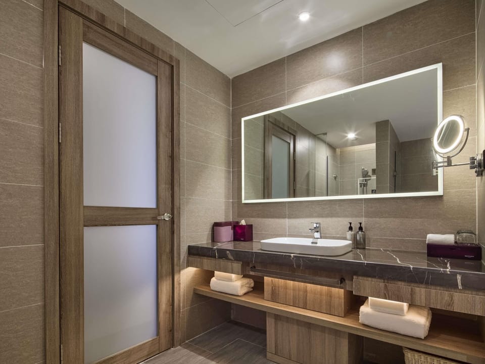 Suite, 1 King Bed | Soundproofing