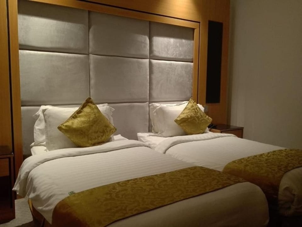 Basic Twin Room, City View | Desk, laptop workspace, iron/ironing board, WiFi (free)