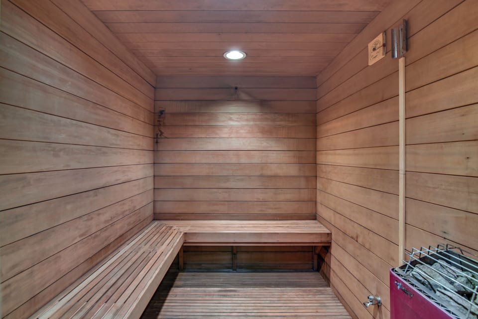 Relax Poolside! All-season Base in Mt Hood Village Apartment in Welches