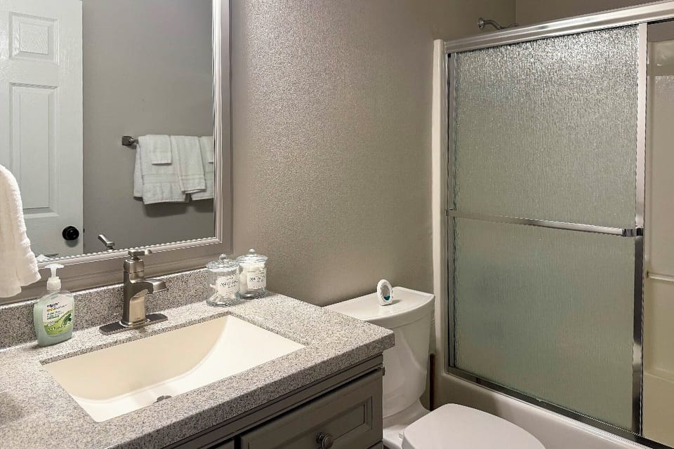 Relax Poolside! Golfers Oasis in Branson West Apartment in Table Rock Lake