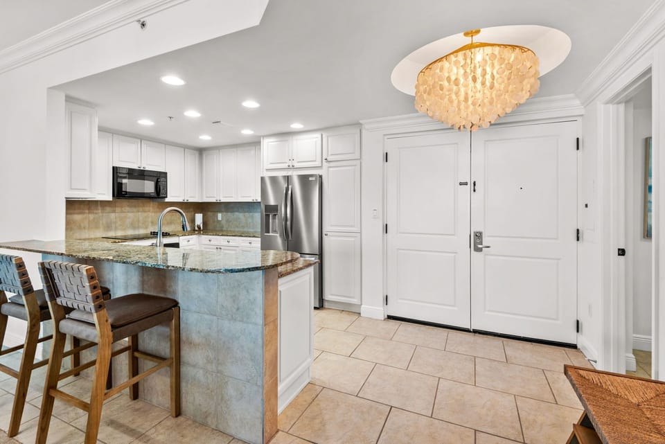 Eat-in kitchen bar seating