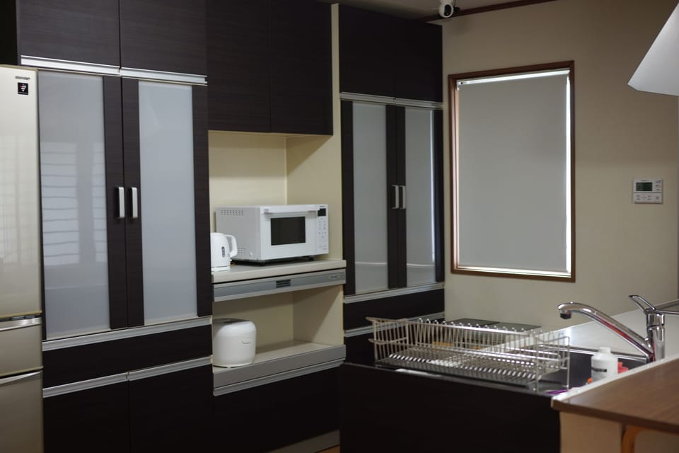 Full-size fridge, microwave, oven, stovetop