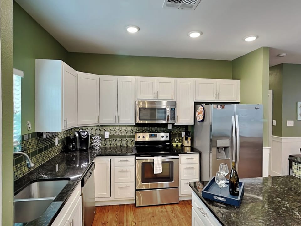 Full Kitchen - Stainless Steel Appliances