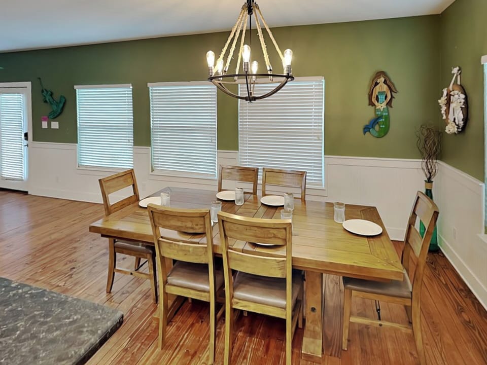 Dining Area - Seating for 6 - Fin