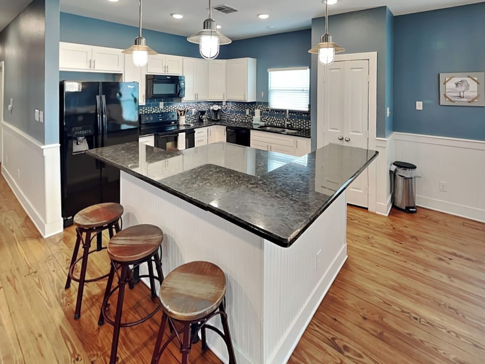 Full Kitchen - Countertop Seating For 3 - Feather