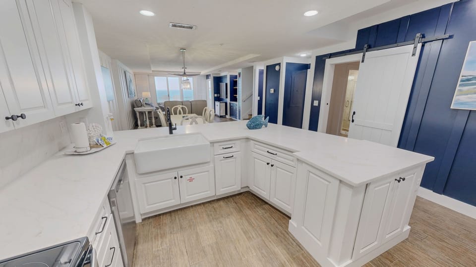 Condo, 4 Bedrooms | Private kitchen | Coffee/tea maker, fridge, oven, stovetop