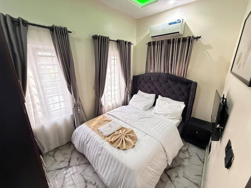 Deluxe Room, Balcony, City View | Desk, laptop workspace, blackout drapes, soundproofing